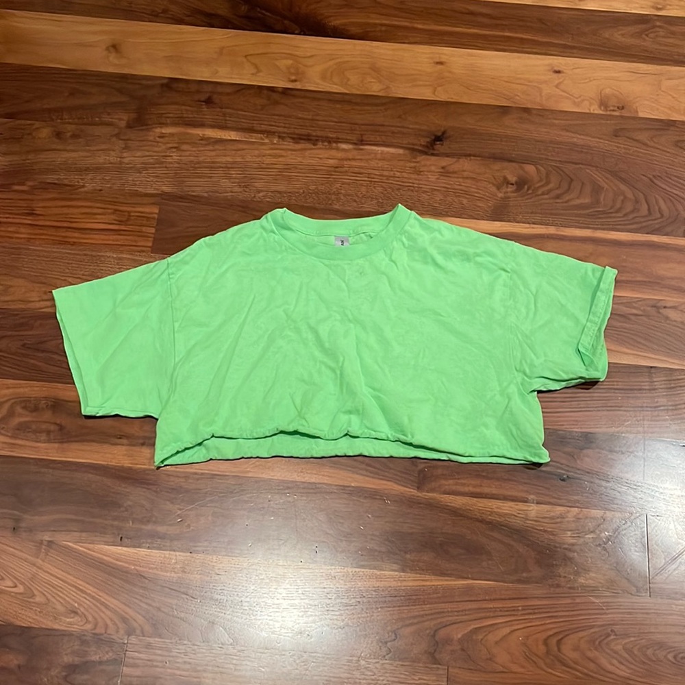 Cropped green shirt